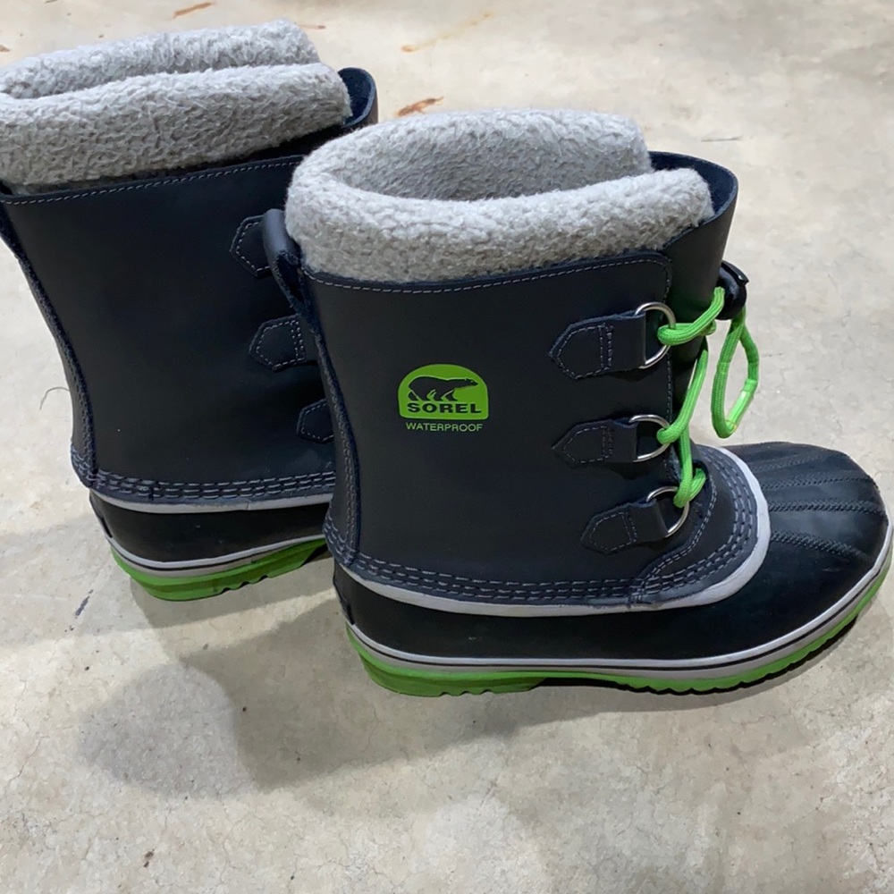 Sorel waterproof snow boots boys size 4